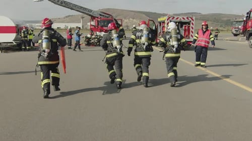 Laufende Feuerwehrleute