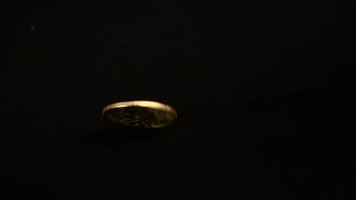 Bitcoin-Kryptowährung für die Entwicklung des Landes. Schwarzer Hintergrund. Zeitlupe