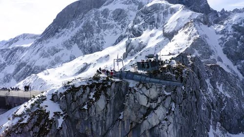 Vue aérienne de la plate-forme d'observation AlpSpix dans la région de Zugspitz