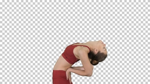 Joven atractiva mujer practicando estiramientos de yoga en Ustrasana