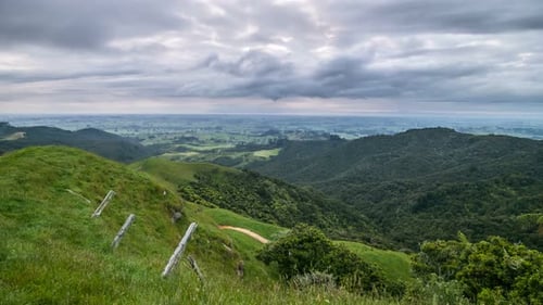 Graue Wolken bewegen sich über grüne Landschaft am bewölkten Morgen in der wilden Natur Neuseelands