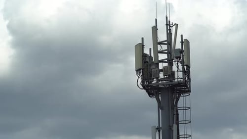 mobiler Kommunikationsturm gegen den Himmel. Zeitraffer