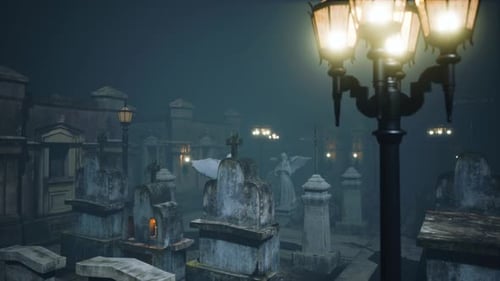Très vieux cimetière brumeux et effrayant dans le brouillard la nuit