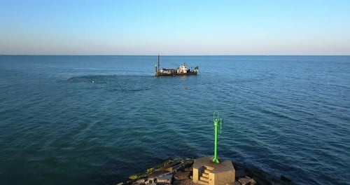 Navire pour aspirer le sable près d'une digue