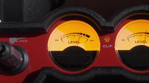 Dos indicadores de flecha analógicos del nivel de señal de sonido en estilo estéreo vintage