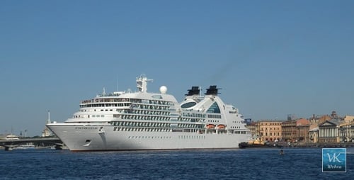 Großes Schiff in der Stadt