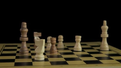 Decisión del hombre en el tablero de ajedrez.