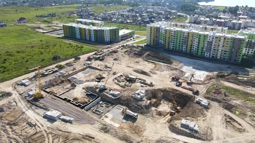 Gran construcción de un complejo residencial. Vista de arriba a abajo. Vista aérea