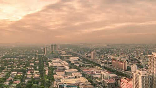 Blick von oben auf das Wohngebiet der Stadt Manila am frühen Morgen