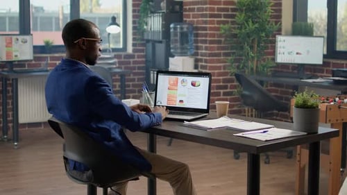 Forschungsberater analysiert Business Charts und Grafiken auf Laptop