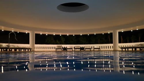 Schwimmbadbeleuchtung bei Nacht. Edles, stilvolles Design