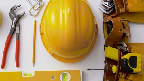 Verschiedene Arbeitswerkzeuge auf weißem Hintergrund