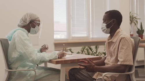 Afroamerikanischer Mann macht PCR-Test