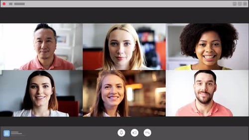 Tela com pessoas conversando por vídeo em grupo