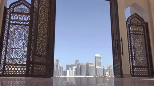 Arranha-céus de Doha pela porta aberta da mesquita