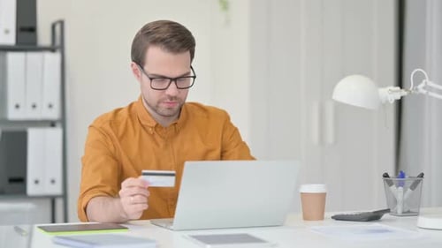 Erfolgreiche Online-Zahlung auf dem Laptop von Young Man