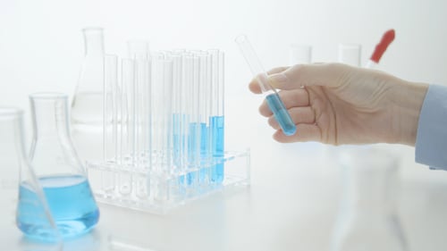 Prendre un tube à essai en laboratoire