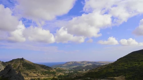 Berge gegen den blauen Himmel mit weißen Wolken