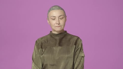 Une femme agacée et tendue fait bouillir de la colère de l'intérieur, suceuse les lèvres, fronçant les sourcils, garde ses émotions sous contrôle