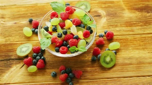 Obstsalat in Schüssel auf dem Tisch