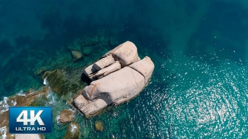 Über Felsen im Meer