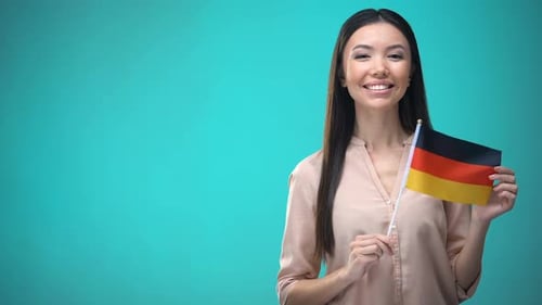 Lächelnde Dame mit Deutschlandflagge bereit, Fremdsprache zu lernen, Deutsche Schule