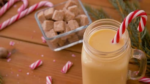 Tasse en verre de lait de poule, d'ingrédients et de bonbons