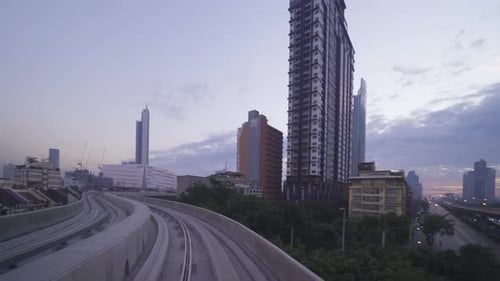 Blick auf den Zug von der Innenstadt von Bangkok zum Icon Siam im Finanzviertel, Wolkenkratzergebäude