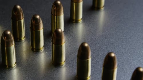 Filmmusik rotierende Aufnahme von Kugeln auf einer metallischen Oberfläche - BULLETS 038