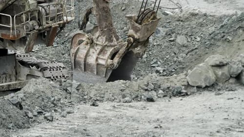 Schaufel des Baggers gräbt Loch