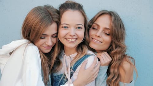 Três jovens amigas hipster posando ao ar livre
