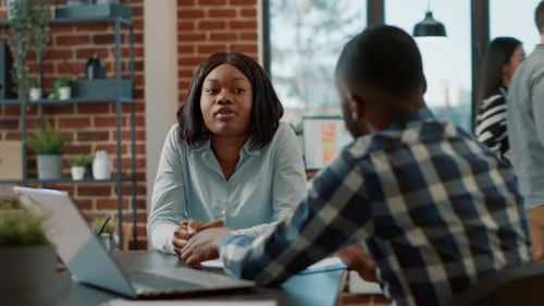 Homme et femme afro-américains assistant à un entretien d'embauche