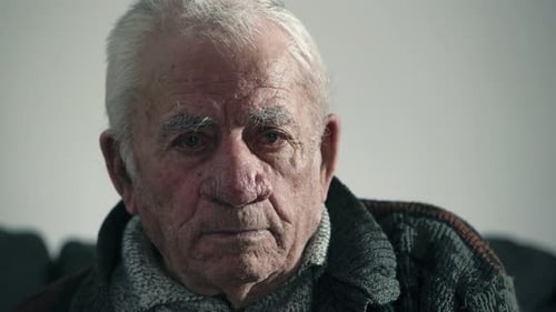deprimierter alter Mann schaut in die Kamera