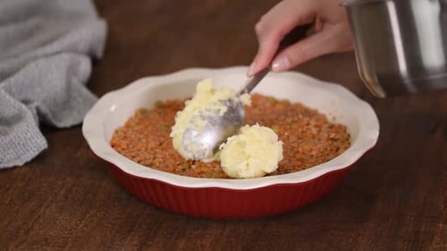 Mujer haciendo pastel de pastor