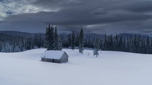 Time Lapse de nuvens fluindo sobre as montanhas e a floresta no inverno