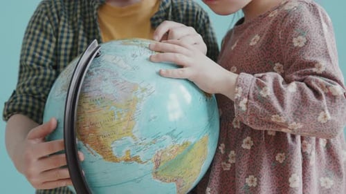 Nette Kinder benutzen World Globe