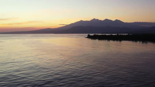 Flugreise von luxuriösem Shore Beach Lifestyle am blauen Meer mit weißem Sandhintergrund eines Picknicks ne