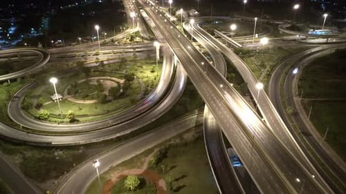 4K : Prise de vue aérienne par Drone hyperlapse d'une route autoroutière en mouvement rapide.