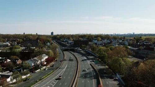 Vuelo de vistas aéreas por la autopista de varios carriles que conduce hacia el horizonte de la ciudad de Nueva York