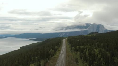 Bela vista da estrada ao lado do lago cênico