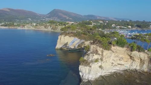 Volando el Zumbido cerca de Agios Sostis (isla Cameo) en Zakynthos, Grecia