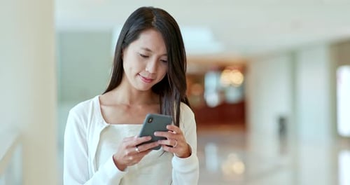 Femme travaillant sur le compartiment intérieur du téléphone portable