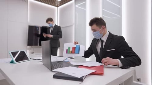 Un homme caucasien persuasif professionnel tient une conférence en ligne depuis son bureau sur la pandémie