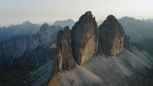 Drohnen-Luftaufnahmen des meistbesuchten Berges Tre Cime Di Lavaredo in den Sextner Dolomiten Alpen in Italien