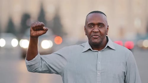Selbstbewusster schwarzer Afroamerikaner im Rentenalter protestiert gegen Diskriminierung