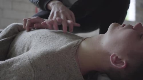 Le jeune homme meurt dans un bâtiment abandonné d'une overdose de drogue, allongé sur un sol en béton