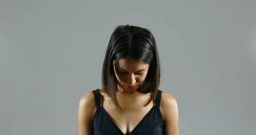 une main accusatrice pointe le visage d'une femme, l'humiliant