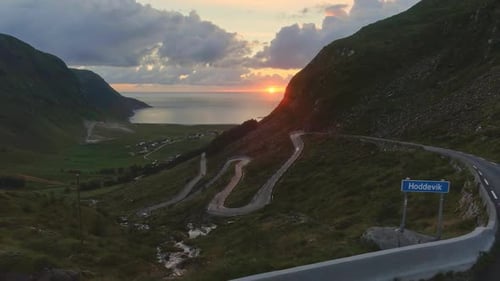 Tiro de Drone da estrada panorâmica em Hoddevik