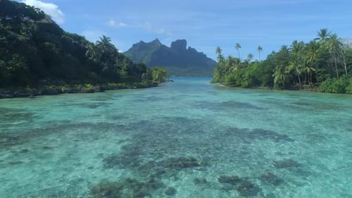 Drohnenansicht eines Luxusresorts und Overwater-Bungalows auf der tropischen Insel Bora Bora