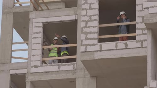 Trabajadores de la construcción en marcos de ventanas